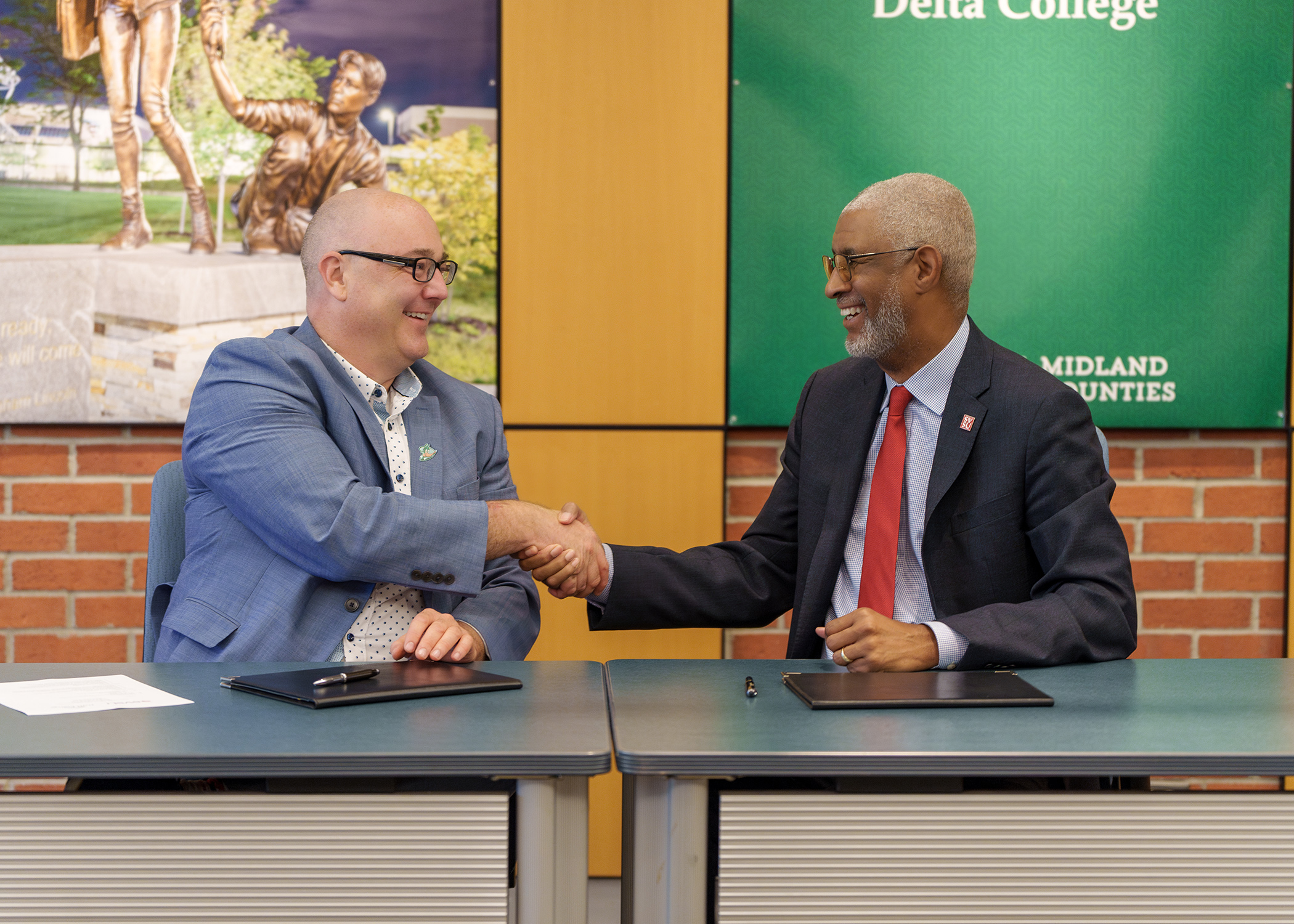 Delta and SVSU President's shake hands